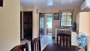 a kitchen and dining room with a table and chairs at Casa en Santa Cruz a 40min de Tamarindo in Santa Cruz