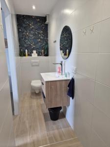 Phòng tắm tại Chambre indépendante avec terrasse extérieure proche aéroport et Nantes centre +15 ảnh