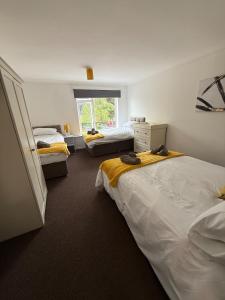 Postel nebo postele na pokoji v ubytování Group & Family Stay central MK