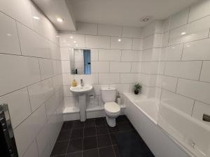 Koupelna v ubytování Group & Family Stay central MK + 14 fotografií