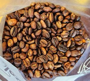Un montón de nueces encima de una caja en La Escondida,  18 fotos más