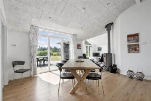 a dining room with a table and chairs at BV155-Blavand-Gronnevaenget-1-D in Blåvand