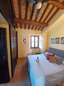 una camera da letto con un letto grande con soffitto in legno di Appartamento Dolce Sguardo su Orvieto a Orvieto