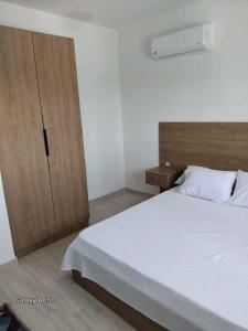 Ένα ή περισσότερα κρεβάτια σε δωμάτιο στο Fouka Bay Stylish 3BR Sea and Pool