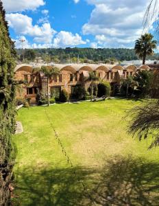 a view of a large yard with houses at Hotel y centro de convenciones MANSION INN in San Mateo Texcalyacac