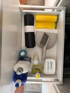 ブートゥナックにあるGîte Du Bourrelierのたくさんの台所用品が入った引き出し +42枚の写真