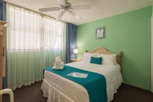 キーウェストにあるSunrise Suites Cozumel Suite #112のベッドルーム1室(ベッド1台、テディベア付) +31枚の写真