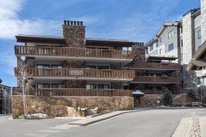 un edificio con balcones de madera en una calle en Enzian at Vail 117, en Vail