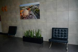 a lobby with two chairs and a picture on the wall at Ruelle 505 in Tijuana
