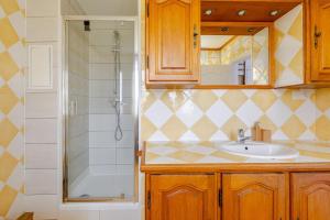 a bathroom with a sink and a shower at appartement proche paris et Roissy in Persan