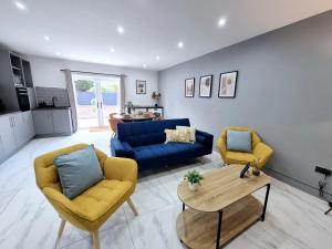 Χώρος καθιστικού στο Modern 4BR, Long Stays, Garden Parking