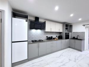 Η κουζίνα ή μικρή κουζίνα στο Modern 4BR, Long Stays, Garden Parking +26 φωτογραφίες