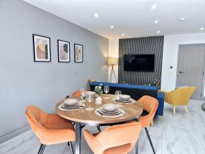 Μια τηλεόραση ή/και κέντρο ψυχαγωγίας στο Modern 4BR, Long Stays, Garden Parking