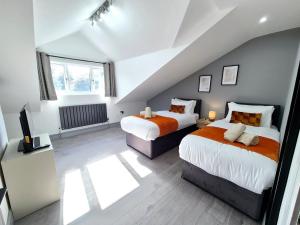 Ένα ή περισσότερα κρεβάτια σε δωμάτιο στο Modern 4BR, Long Stays, Garden Parking