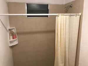 ein Duschvorhang in einem Badezimmer mit Fenster in der Unterkunft Laboulaye, Sarmiento 334 in Laboulaye