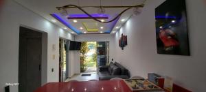 Un televizor și/sau centru de divertisment la Hotel y Cabañas Parinzzi