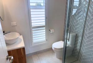 Ένα μπάνιο στο The Lake House +4 φωτογραφίες