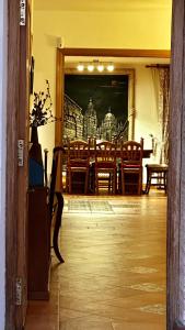 a dining room with a table and chairs and a painting at Casa nardo alojamiento rural in Argés
