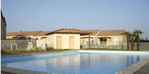 a swimming pool in front of a house at Le Cosy Bernard , Parking, Netflix, pas de piscine en 2026 in Carcassonne