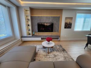 Posezení v ubytování Luxury 3-Bedroom Home Modern Retreat in Vancouver