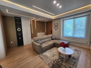 Posezení v ubytování Luxury 3-Bedroom Home Modern Retreat in Vancouver