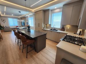 Kuchyň nebo kuchyňský kout v ubytování Luxury 3-Bedroom Home Modern Retreat in Vancouver