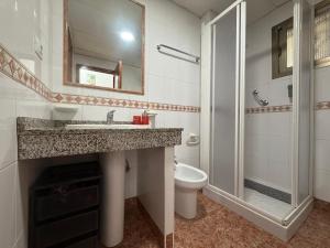 ein Badezimmer mit Waschbecken, Toilette und Dusche in der Unterkunft Agaete parque Playa del Inglés in Playa del Ingles + 25 Fotos