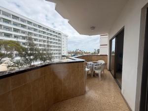 ein Balkon mit Tisch und Stühlen und ein Gebäude in der Unterkunft Agaete parque Playa del Inglés in Playa del Ingles