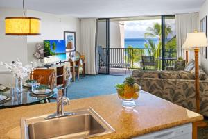 cocina y sala de estar con vistas al océano en Kaanapali Shores 512, en Kaanapali