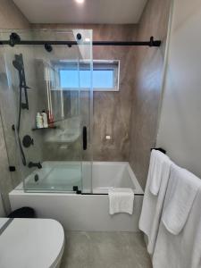 Koupelna v ubytování Luxury 3-Bedroom Home Modern Retreat in Vancouver + 19 fotografií