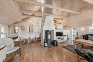 a living room with a fireplace and a dining room at BV151-Blavand-Hedetoftvej-116 in Blåvand