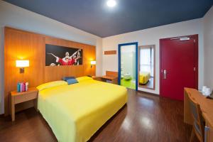 Postel nebo postele na pokoji v ubytování Ibis Styles Parma Toscanini