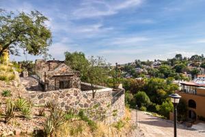 an old stone building on the side of a hill at Casa para 7 Personas SMA in San Miguel de Allende