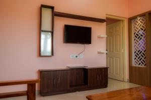 TV a/nebo společenská místnost v ubytování Calvin Cottages Vagamon