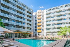 a swimming pool in front of a building at Stylish 2BD - CDT - Gym, Pool, Parking - Sleep 8 in Phoenix +38 photos