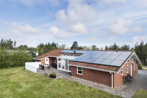 a house with solar panels on the roof at BV157-Blavand-Gronnevaenget-11 in Blåvand