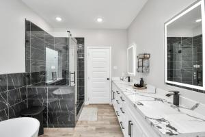 Φωτογραφία από το άλμπουμ του Chill House, Private and Relaxing, Hot Tub, Games στο Χιούστον