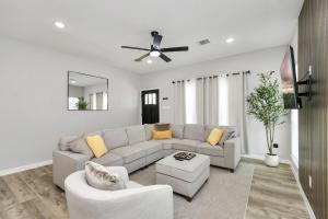 Χώρος καθιστικού στο Chill House, Private and Relaxing, Hot Tub, Games