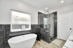 Ένα μπάνιο στο Chill House, Private and Relaxing, Hot Tub, Games +29 φωτογραφίες