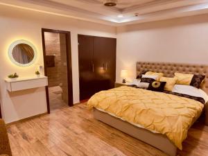 Ένα ή περισσότερα κρεβάτια σε δωμάτιο στο 1 BHK Fully Furnished Apartment