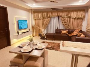 Μια τηλεόραση ή/και κέντρο ψυχαγωγίας στο 1 BHK Fully Furnished Apartment