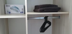 un portasciugamani con asciugamani su una mensola in bagno di Zimmer 2&3, 30min Köln Messe Bahnhof, 5min Leverkusen Bahnhof Zentrum, mit Gemeinschaftsbad-Küche a Leverkusen