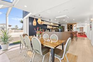 a dining room with a wooden table and chairs at Comfort Inn All Seasons in Ballina