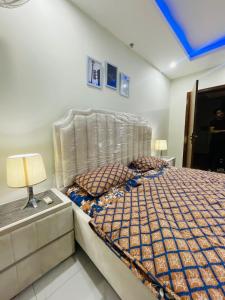 Katil atau katil-katil dalam bilik di Luxury 1BHK Apt In Bahria Town, Secure and Private