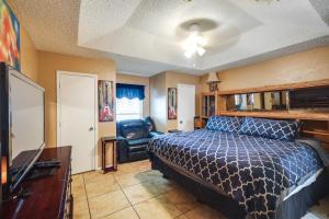 Katil atau katil-katil dalam bilik di 4 Blocks to ATandT Stadium Home with BBQ-Ready Yard!