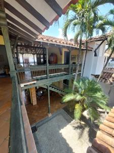an aerial view of a house with a porch and palm trees at Espectacular Casa en Cauca viejo con piscina, jacuzzi y turco in Jericó