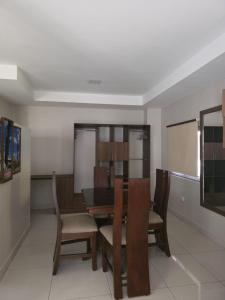 Una sala de estar con mesa de comedor y sillas. en Hostal Boutique Isabel, en Managua