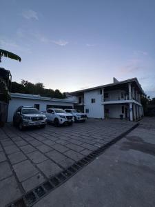 un grupo de coches aparcados delante de un edificio en Hostal Boutique Isabel, en Managua