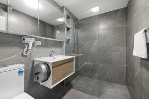 a bathroom with a sink and a toilet and a shower at Modern Double Room with Air Conditioning - Central CBD Location near UTS USYD Darling Harbour ICC Sydney Chinatown and Highly Rated Restaurants - Shared Bathroom in Sydney +32 photos