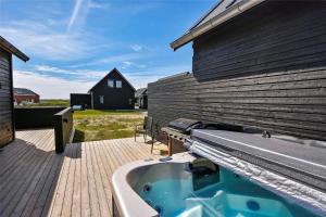 una vasca da bagno situata su una terrazza accanto a una casa di 0433-Romo-Vestergade-345 a Sønderby